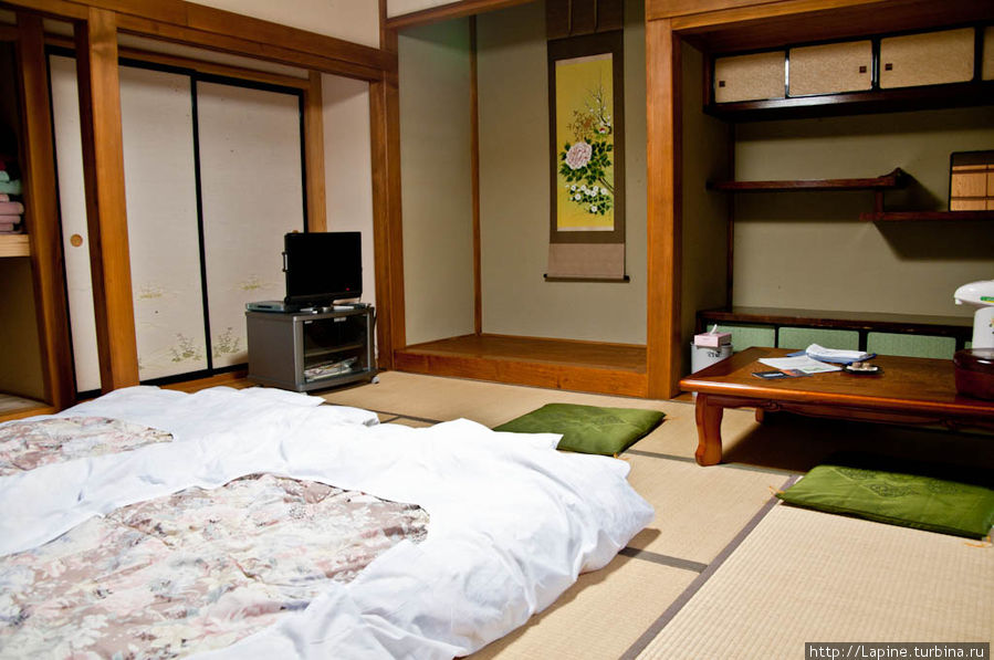 ... и в другую. Тут видны встроенные шкафы, в которых на день убирают футоны, подушки и одеяла. Сэнбоку, Япония