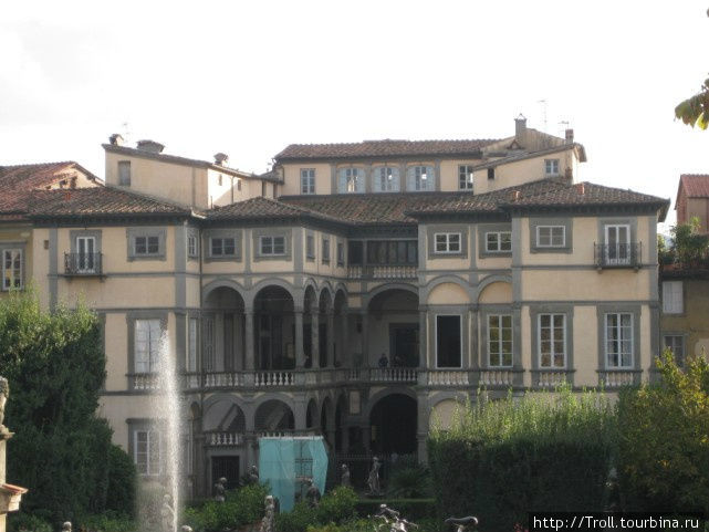 Роскошный палаццо с садом и фонтаном, в который можно заглянуть только с бастиона — с улицы совершенно невпечатляющий фасад Лукка, Италия