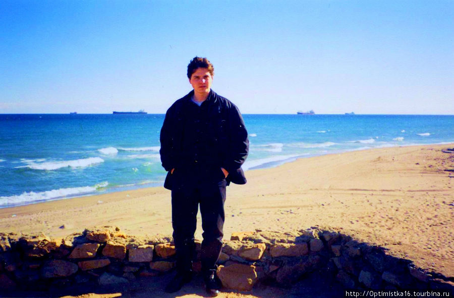 А это — мой сын. В наш первый приезд к Гибралтару. Это было в декабре 1998. Ла-Линеа-де-ла-Консепсьон, Испания