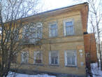 Памятник архитектуры 19 века. Над балконными окнами — веера, нетипичное украшение для Вологды