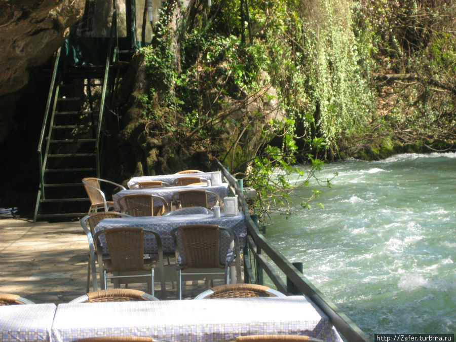 можно выпить чашечку чая возле водопада Анталия, Турция