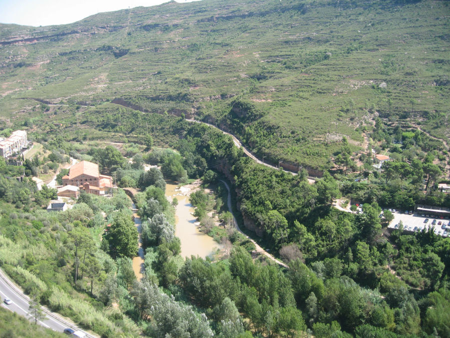 Вид из кабины подъемника в Монастырь Монсеррат Монастырь Монтсеррат, Испания
