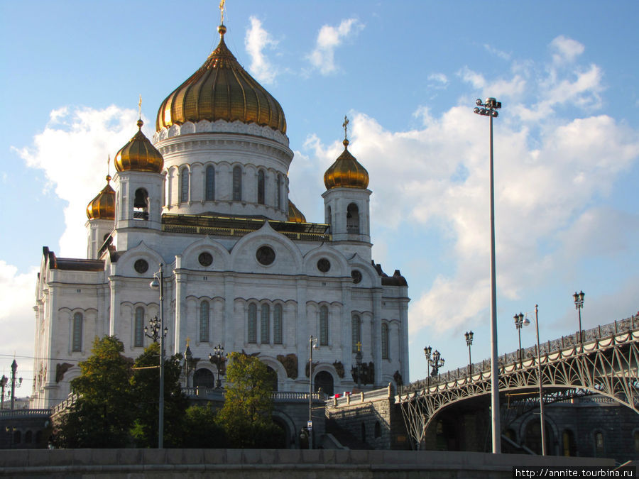 Храм Христа Спасителя и пешеходный Патриарший мост. Москва, Россия