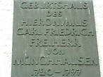 Памятная доска, на которой написано, что в этом доме родился Карл Фридрих Иероним фон Мюнхаузен