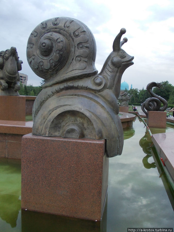 много скульптур животных
Вот целый фонтан с статуями существ Усть-Каменогорск, Казахстан