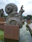 много скульптур животных
Вот целый фонтан с статуями существ