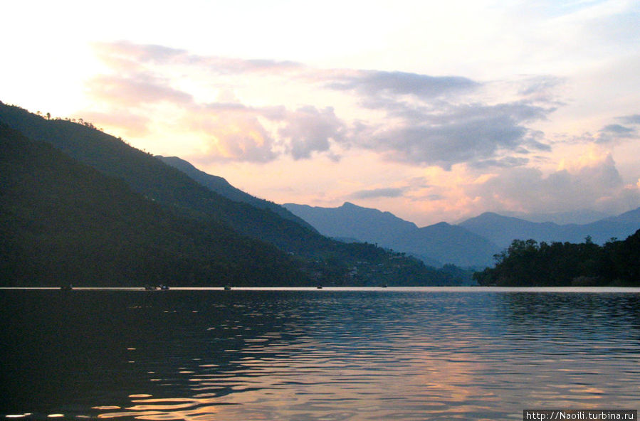 Вокруг Аннапурны:  романтический закат на озере среди гор Покхара, Непал