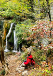 Так выглядит водопад Джур-Джур осенью. Весной воды должно быть значительно больше