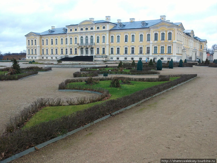 Рундальский дворец со стороны парка Рундале, Латвия