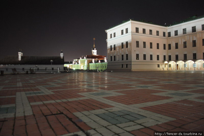 В вечернее время даже перед мечетью Кул-Шариф нет никого Казань, Россия