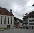 старый город (справа) примыкает к кафедральному собору