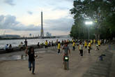 Мост короля Рамы VIII на реке Чаопхрая в Бангкоке и аэробика в парке