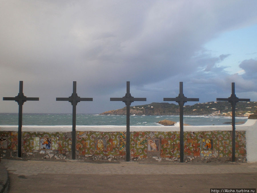 Пять крестов — один из символов церкви. Остров Искья, Италия