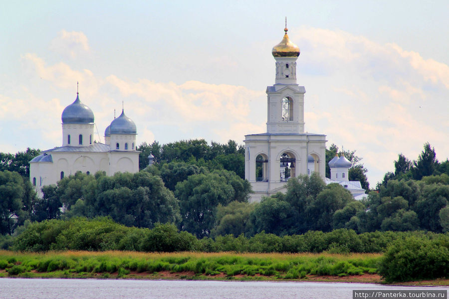 Прогулка по Волхову на кораблике: утопающие в зелени купола Великий Новгород, Россия