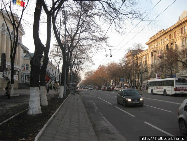 Вот такой он, если смотреть вдоль Кишинёв, Молдова