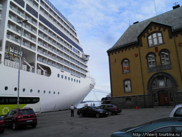 Громада лайнера, так уютненько вписалась ... Ставангер, Норвегия