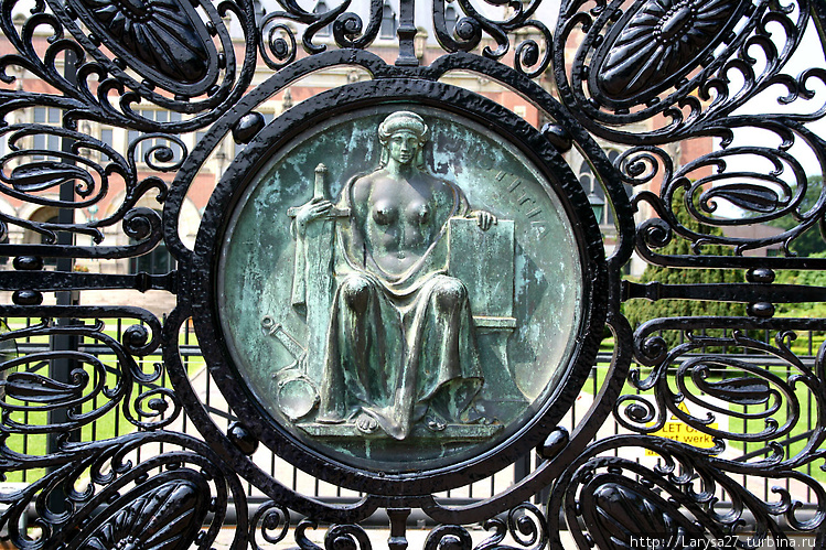 Медальон на воротах Дворц