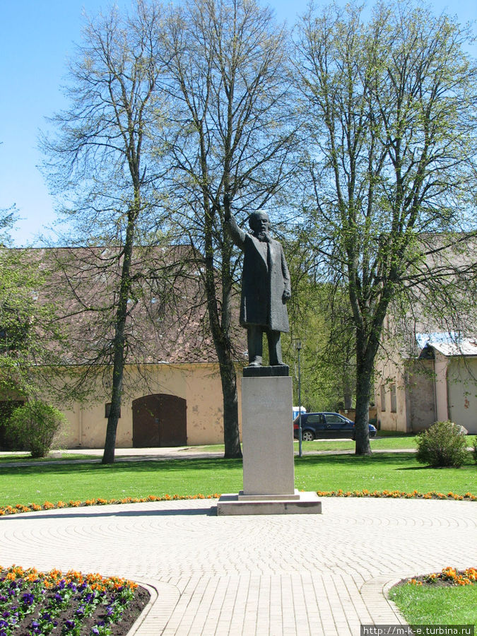Памятник педагогу Атису Кронвалду Сигулда, Латвия