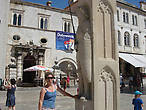 У колонны Орландо — покровителя торговли Дубровника и символа свободы и независимости города
