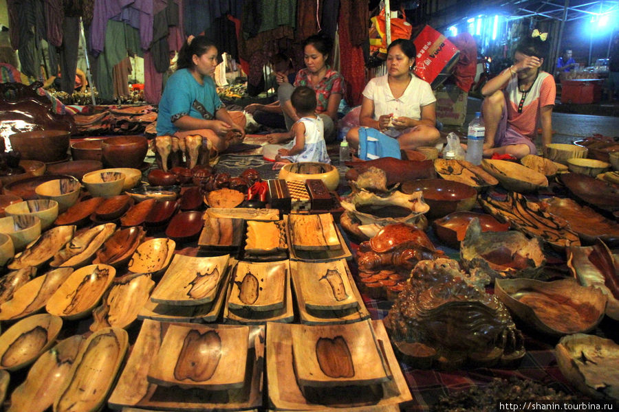 Ночной рынок - только для туристов Луанг-Прабанг, Лаос