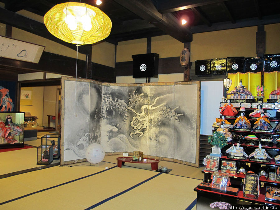 Внутри заведения. Здесь несколько хинадан с куклами разных периодов. Гудзё, Япония