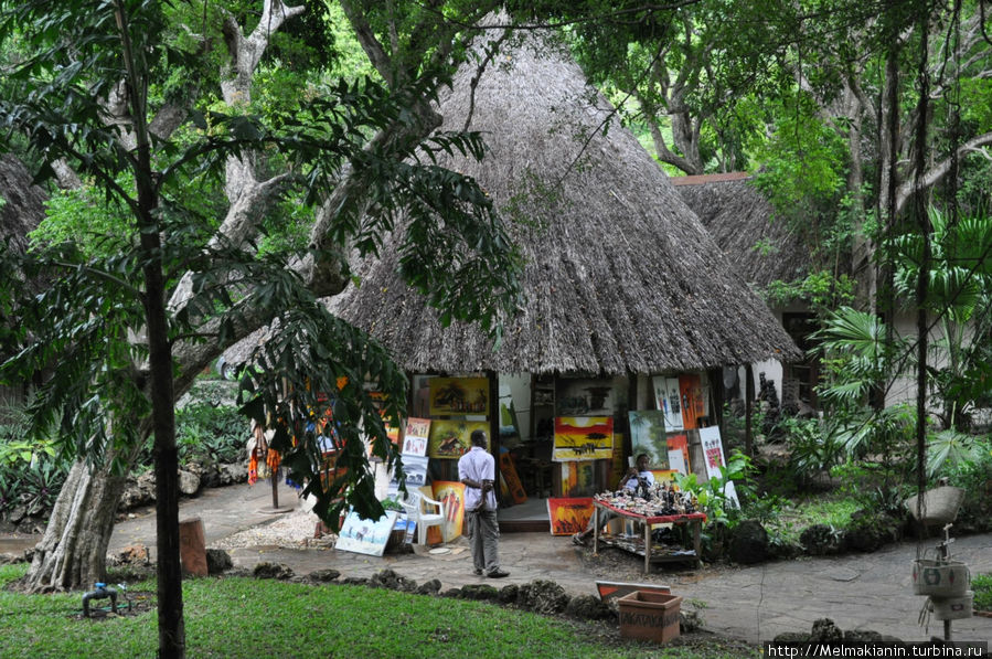 Магазинчики с сувенирами на территории отеля Укунда, Кения