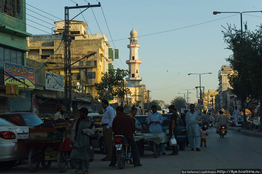 Зато неподалеку от Исламабада находится Равалпинди. До сооружения Исламабада в 1960-х, Равалпинди был столицей страны. Исламабад, Пакистан