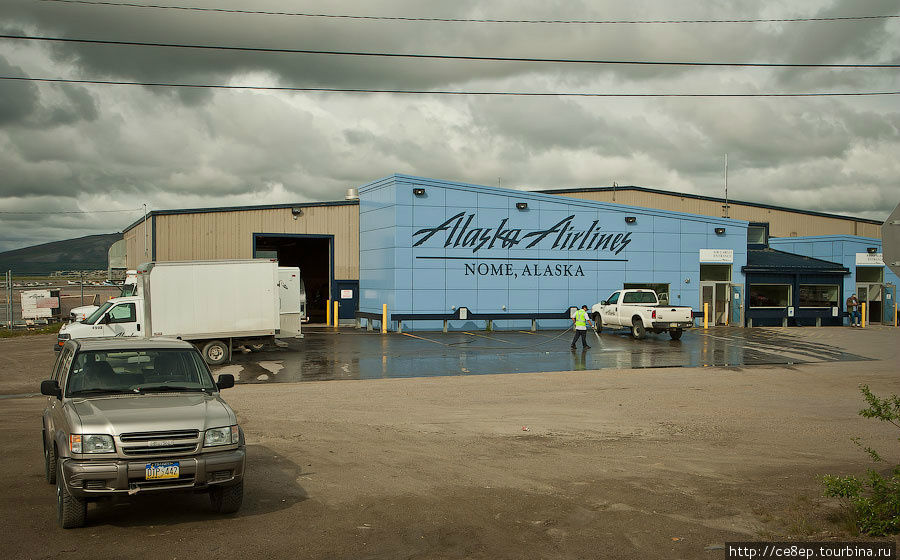 В аэропорту каждая авиакомпания имеет свое здание — это компании Alaska Airlines, самое пафосное. Ном, CША