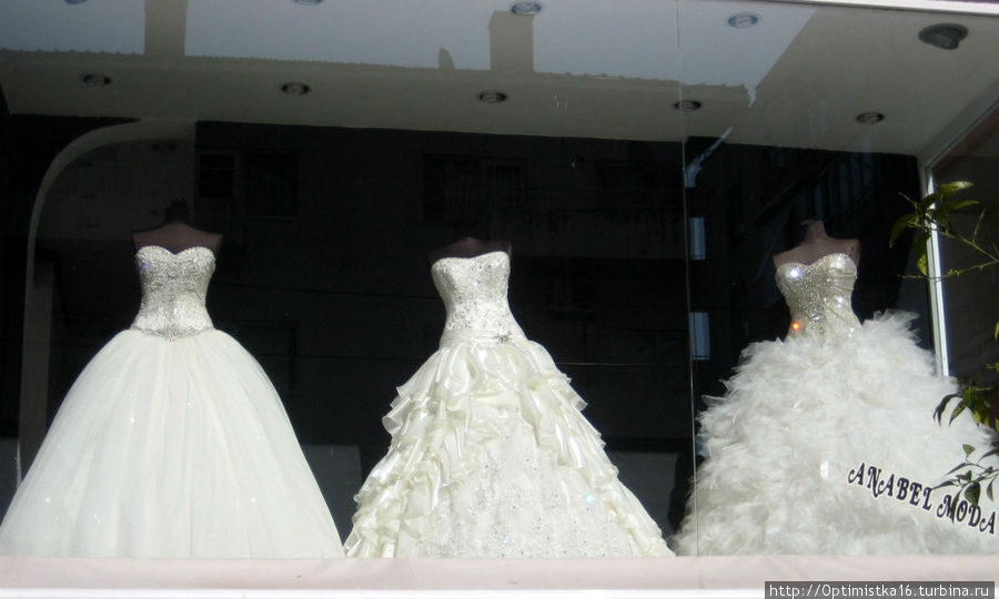 На улице Ишиклар очень много магазинов, продающих свадебные платья Анталия, Турция