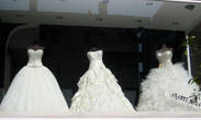 На улице Ишиклар очень много магазинов, продающих свадебные платья