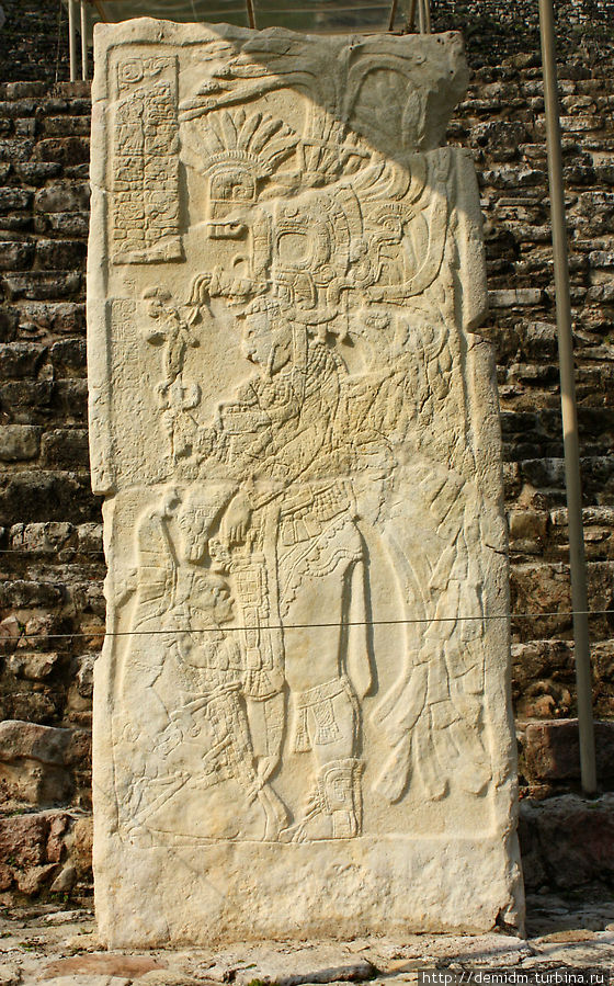 Стелла, на которой правитель Чан Муан II стоит над пленником Бонампак, Мексика