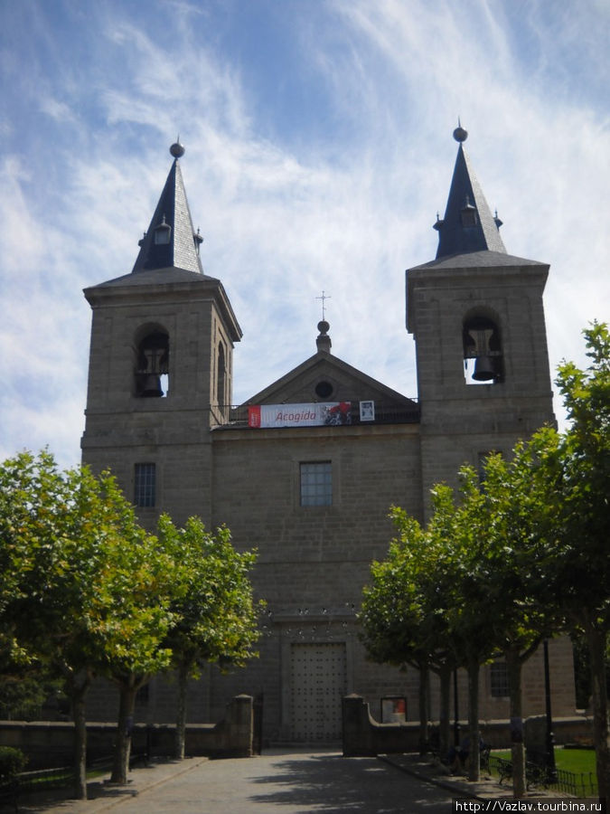 Фасад церкви Сан-Лоренсо-де-Эль-Эскориал, Испания