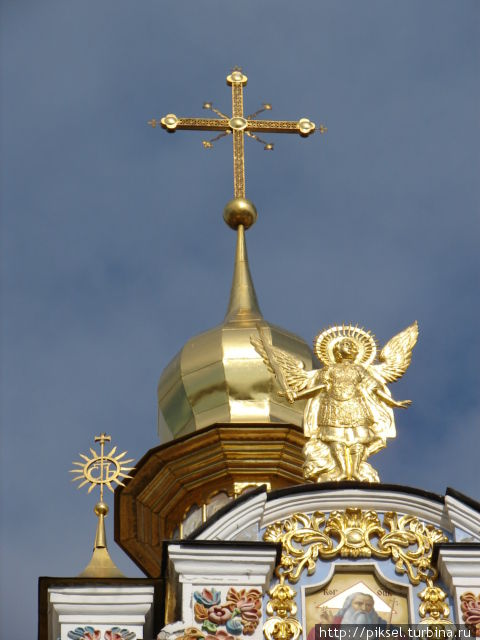 Горельеф со статуей Святого Архистратига Михаила. Киев, Украина