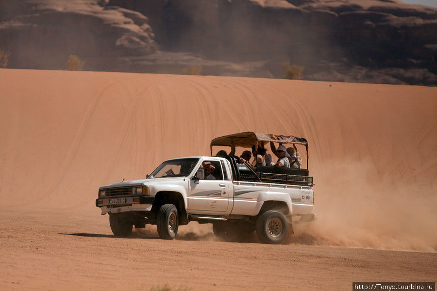 Вот так мы катались по пустыне от ущелья до ущелья, 40 лет :) Иордания
