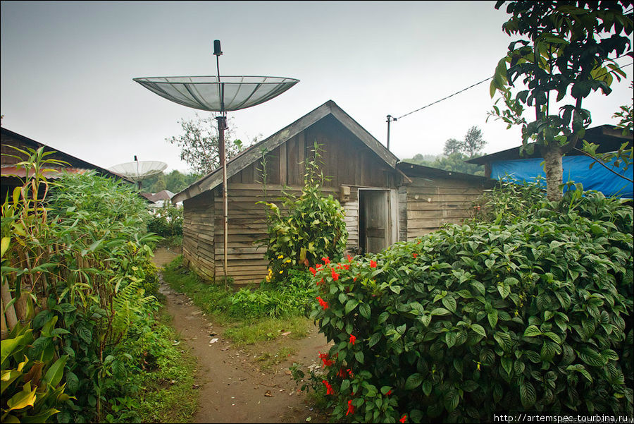 Типичное жилище пригорода Берастаги Берастаги, Индонезия