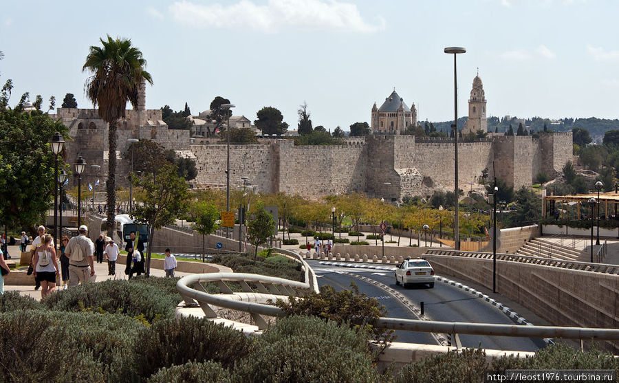 Конечная точка прогулки по улице Яффо — стены Старого Города Иерусалим, Израиль