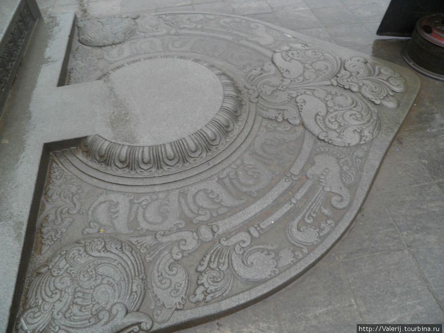 Эта плита у входа в храм называется Лунный камень. Но об этом позже. Канди, Шри-Ланка