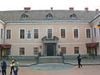 Дворец Ракоци. Это здании было построено в середине XVII века, как городская резиденция семьи Ракоци. Сегодня во дворце находится детская художественная школа.