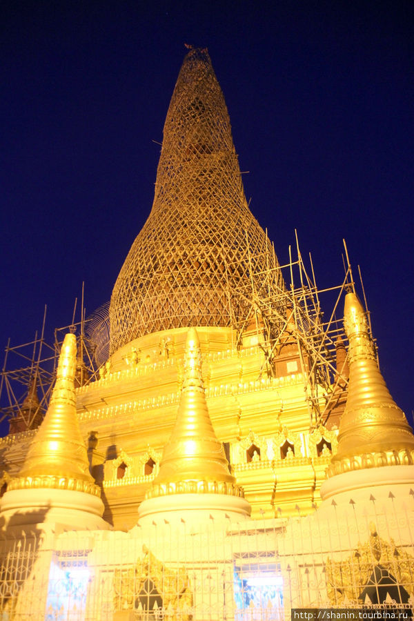 Золотая ступа пагоды Шве Сиен Кхон Монива, Мьянма