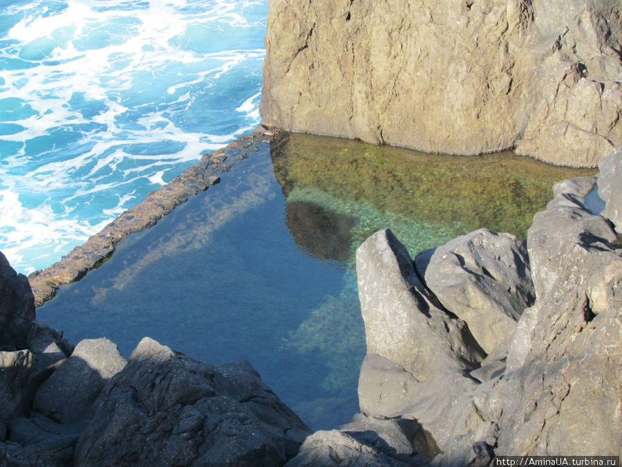 вода захлестывается в купальню природным способом Фуншал, Португалия