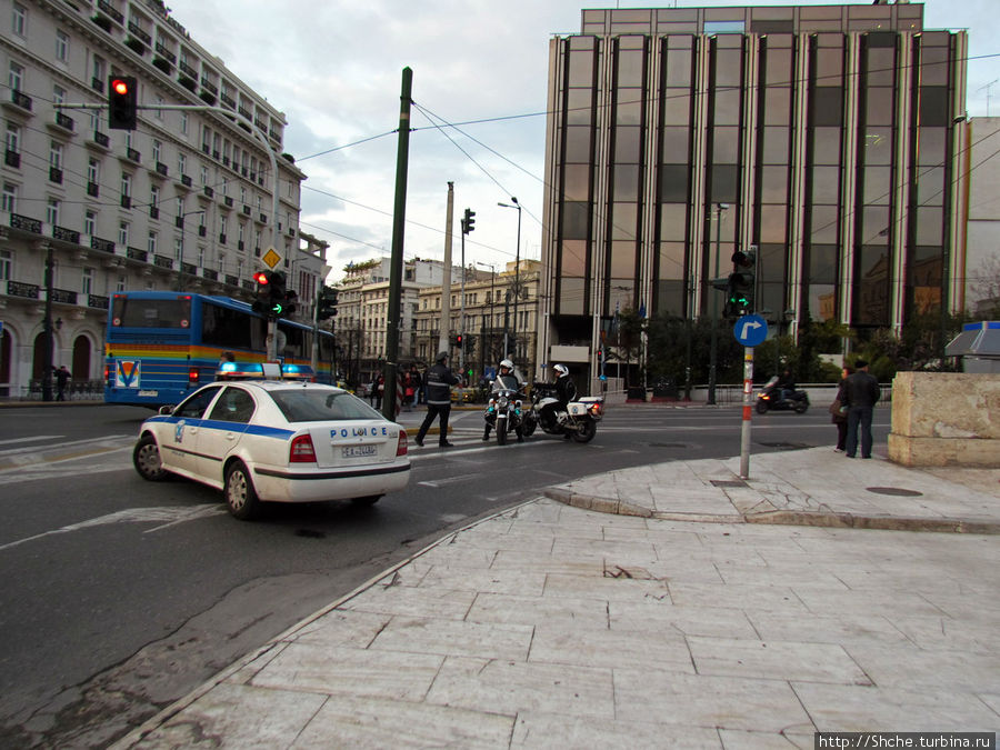 Выезд вправо от парламента перекрыт полицией, через 10 минут туда направят колонну демонстрантов Афины, Греция