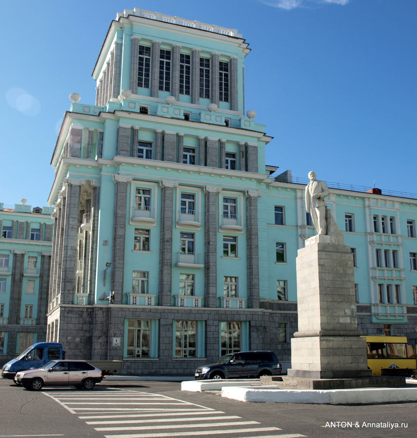 Памятник Ленину на Октябрьской площади. Норильск, Россия