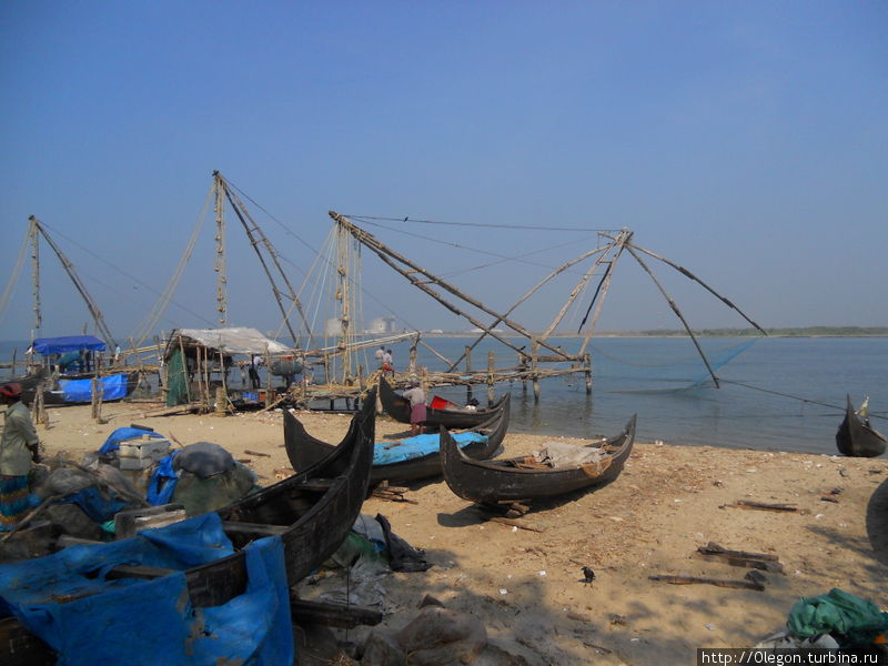 Лодки на фоне Китайских сетей в Кочине Кочи, Индия
