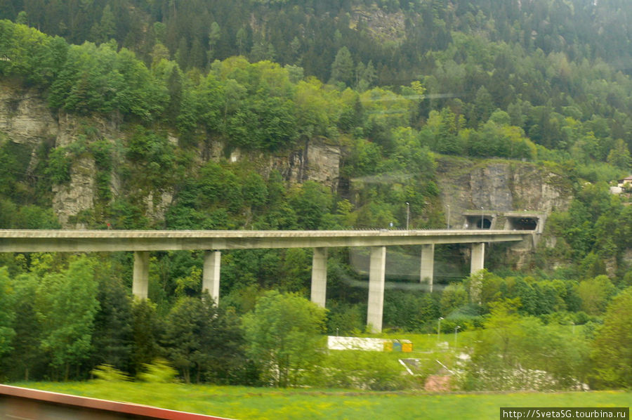 За окном уже не было гор со снежными вершинами, но пейзажи были тоже довольно привлекательны, а еще мне захотелось поснимать дороги, мосты, т.к. транспортная система Швейцарии меня просто восхитила. Швейцария