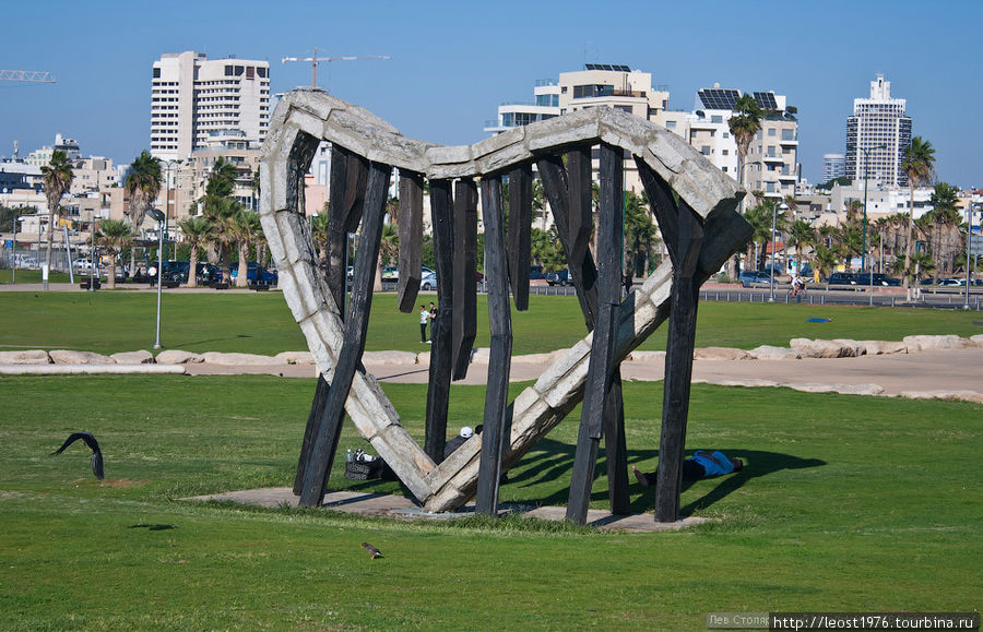 Вдоль всего 15км пляжа расположен парк. Одна из скульптур парка Тель-Авив, Израиль