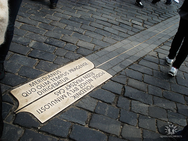 нулевой меридиан на Староместской площади Прага, Чехия
