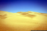 Зато чуть подальше, по трассе километров пятьдесят, есть более привычная нашему сознанию пустыня: песок и больше ничего.