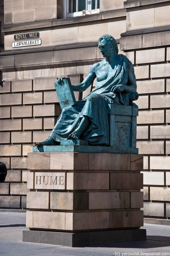 Памятник шотландскому философу Дэвиду Юму. Эдинбург, Великобритания