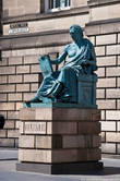 Памятник шотландскому философу Дэвиду Юму.