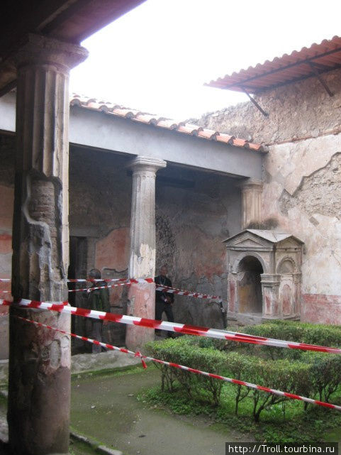Дворик как только что оставлен владельцами дома Помпеи, Италия